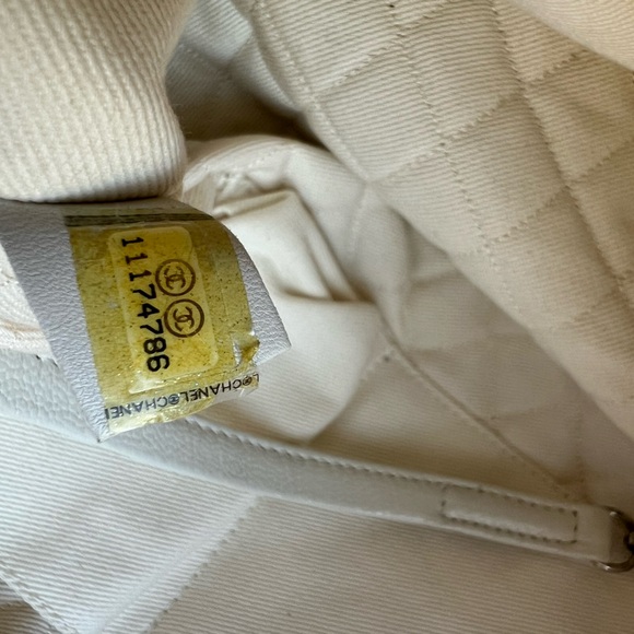 Authentic Chanel Leather Tote in Excellent Condition - Picture 7 of 14